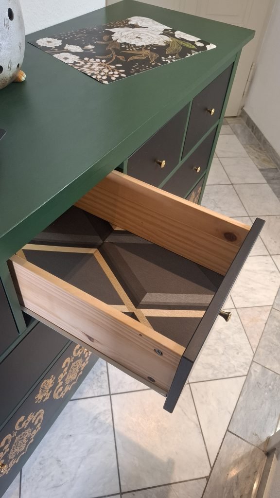 komoda Ikea Hemnes z otwartą szufladą