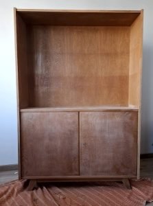 Regał PRL po zdjęciu szyb i półek