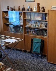 Regały z epoki PRL pełne bibelotów