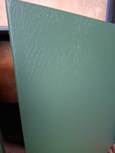 Cieńka warstwa farby nałozona na drewno