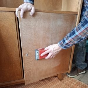 Papier ścierny o gradacji P120 na klocku szlifierskim