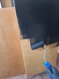 Nakładanie pierwszej warstwy aksamitnej czerni