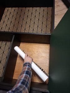 Nakładanie tapety na plecy regału PRL