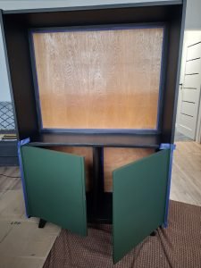 Odnawiany Regał PRL po nałożeniu farb