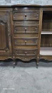 Bogato zdobione drzwiczki kredensu Ludwik XV – mebel do stylizacji z pięknymi rzeźbieniami.