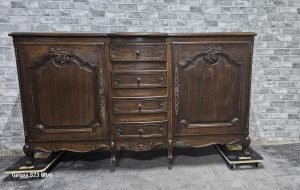 Zbliżenie na środkową część drewnianego kredensu Ludwik XV – mebel do stylizacji z rzeźbionymi szufladami.