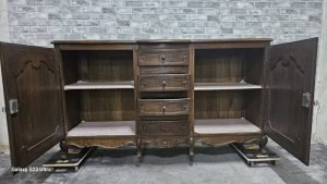 Wnętrze kredensu Ludwik XV – przestronny mebel do stylizacji z pojemnymi półkami.