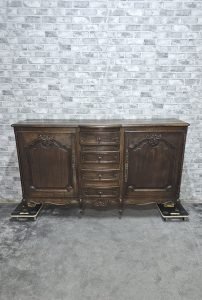 Klasyczny drewniany kredens Ludwik XV – elegancki mebel do stylizacji, ozdobiony rzeźbieniami.