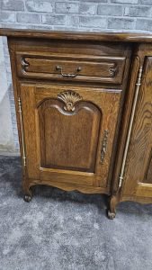 Ręcznie rzeźbione drzwiczki i szuflady kredensu Ludwik XV – idealne do renowacji.