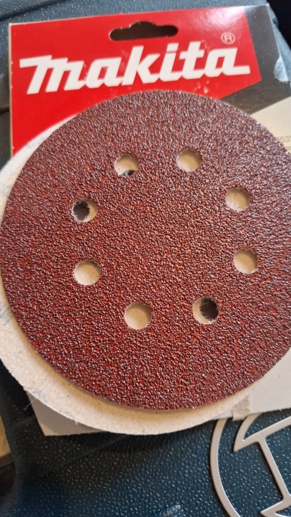 odnawianie drewnianych futryn papierem P40