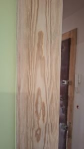 Oczyszczona futryna drewniana z wyraźnym rysunkiem słojów