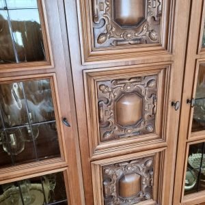 Rzeźbione drewniane drzwi środkowe witryny – klasyczny wzór do stylizacji.