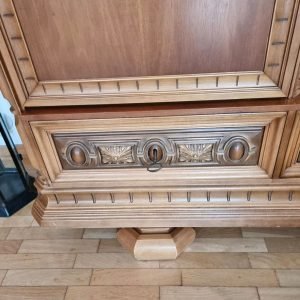 Dolna część witryny z szufladami i dekoracyjnymi elementami.