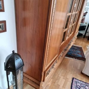 Boczne wykończenie witryny – masywny mebel do stylizacji.