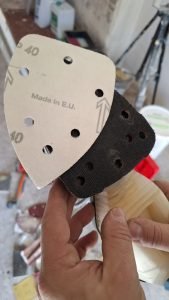 Papier ścierny P40 w kształcie żelazka montowany do szlifierki