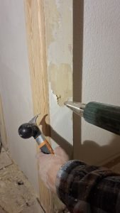 Usuwanie warstw farby z futryny przy użyciu opalarki i skrobaka Bahco Ergo 665