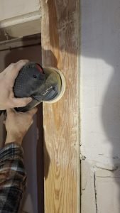 Szlifowanie drewnianej futryny szlifierką mimośrodową